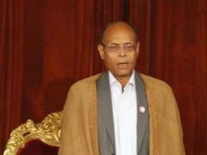 الرئيس التونسي الجديد المنصف المرزوقي يردد النشيد الوطني أمام الجمعية التأسيسية في تونس
