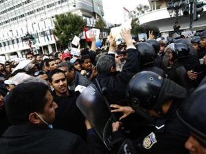 قوات الامن تدفع المحتجين اثناء مظاهرة في تونس العاصمة يوم الاربعاء
