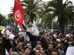 محتجون تونسيون يرددون هتافات مناهضة أمام مقر حزب التجمع الدستوري الديمقراطي الحاكم في تونس يوم الخميس
