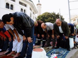 مصلون في تونس
