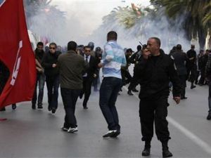 محتجون يفرون خلال مواجهات مع الشرطة في تونس العاصمة
