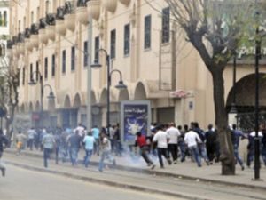 متظاهرون يفرون من قنابل الغاز التي القتها عليهم الشرطة في تونس