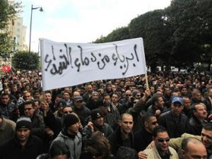  رجال شرطة يشاركون في مظاهرة في تونس العاصمة يوم السبت
