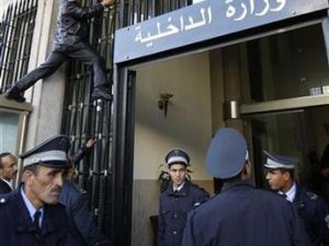 رجال شرطة أمام وزارة الداخلية في تونس
