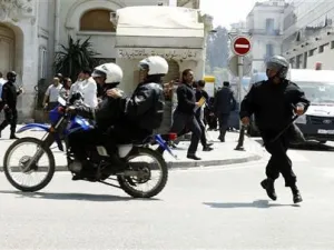 شرطة مكافحة الشغب تفض احتجاجا مناهضا للحكومة في تونس العاصمة
