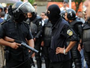 عناصر من الشرطة التونسية خلال التظاهرات ضد الفيلم المسيىء للاسلام 
