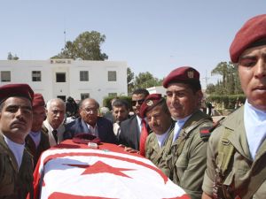 ارشيف/ الرئيس التونسي منصف المرزوقي يشارك في تشييع واحد من عدة جنود قتلوا في كمين قرب الحدود مع الجزائر اواخر الشهر الماضي
