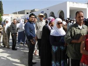 تونسيون يصطفون للادلاء باصواتهم في الانتخابات بمركز اقتراع في تونس يوم الاحد
