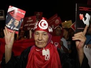 عجوز تونسية تشارك في مظاهرة احتجاج بالعاصمة التونسية