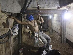 عامل حفر داخل نفق بين قطاع غزة ومصر
