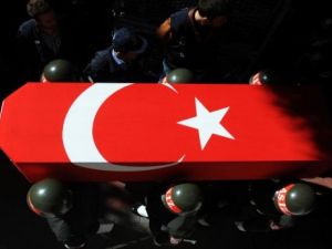 تشييع جنازة احد الجنود ال24 الذين قتلوا الهجمات في جنوب شرق تركيا، في اسطنبول