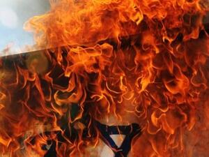 متظاهرون اتراك امام القنصلية الاسرائيلية في اسطنبول يحرقون علم الدولة العبرية
