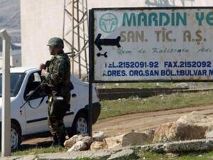 جندي عند الحدود بين تركيا وسوريا
