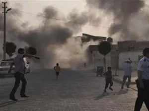 دخان يتصاعد بعد سقوط قذيفة مورتر في أكاكالي على الحدود السورية التركية
