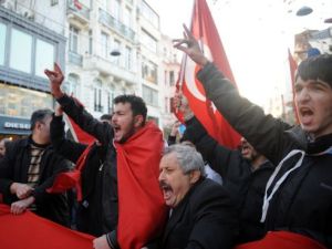 اتراك يتظاهرون امام مقر القنصلية الفرنسية في اسطنبول
