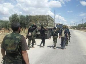 افراد من الجيش السوري الحر بالقرب من الحدود السورية التركية 