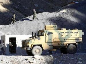 جنود أتراك مناوبون عند نقطة عسكرية صغيرة في الجبال قرب الحدود مع العراق
