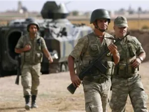 جنود اتراك على الحدود مع سوريا 
