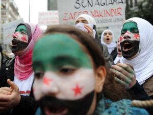 اتراك وسوريون يتظاهرون امام القنصلية السورية في اسطنبول للتنديد بنظام الرئيس السوري بشار الاسد
