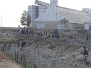 اشخاص يفرون بعدما قصفت مقاتلة تابعة للقوات الجوية السورية في راس العين على الحدود مع تركيا
