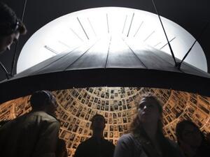 زوار داخل نصب ياد فاشيم في القدس
