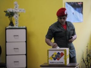 جندية فنزويلية تدلي بصوتها في كراكاس

