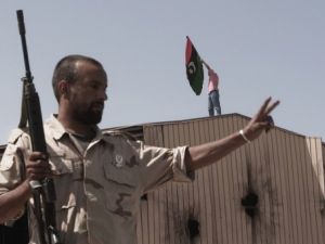 صورة من الارشيف لمقاتل ليبي يشير باشارة النصر 
