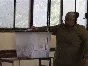 امراة تدلي بصوتها في احد مراكز الاقتراع في القاهرة