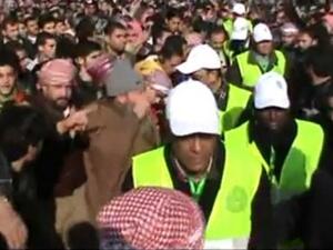 صورة ماخوذة من فيديو على اليوتيوب تظهر عددا من المراقبين العرب بين متظاهرين مناهضين للنظام في ادلب
