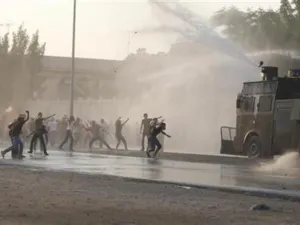 متظاهرون يلقون حجارة وقنابل حارقة على الشرطة في المنامة
