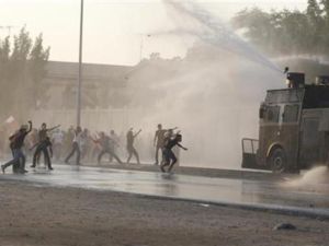 متظاهرون يلقون حجارة وقنابل حارقة على الشرطة في المنامة
