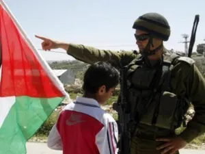 طفل فلسطيني يواجه جنديا اسرائيليا في الضفة الغربية