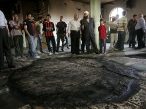 A mosque burning on the same day as orthadox Jews caused a disorderly scene in the 'yard' of Al-Aqsa Mosque.