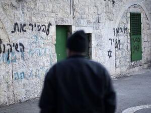 عامل بلدية فلسطيني ينظر الى جدران المسجد وسط القدس الغربية
