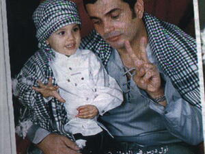 عمرو دياب وابنه في صورة قديمة