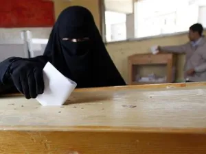 امرأة ترتدي النقاب تدلي بصوتها في الانتخابات ببلدة قها في محافظة القليوبية 
