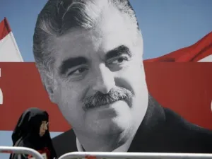 لافتة ضخمة عليها صورة رئيس الوزرا ء اللبناني الراحل رفيق الحريري في وسط بيروت 
