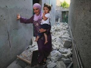 امراة وطفلتها في احد ازقة حلب/ ارشيفية