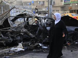 امراة تتفقد موقع تفجير انتحاري وقع السبت في بغداد وكان شقيقها من ضمن ضحاياه
