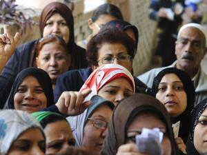 نساء امام احد مراكز الاقتراع في مصر