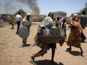 نساء يهربن بمتاعهن بعد حصول مواجهات بشمال دارفور