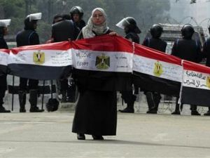 ارشيف/ متظاهرة تحمل العلم المصري في القاهرة