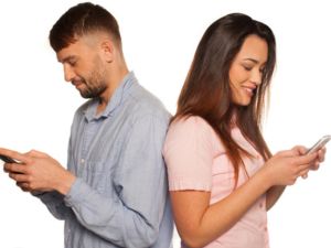 الهواتف الذكية وتأثيرها على العلاقة الزوجية