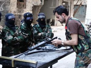 نساء معارضات يتدربن على السلاح في حي صلاح الدين في حلب
