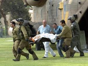 رجال اسعاف ينقلون جنودا اسرائيليين اصيبوا خلال هجمات ايلات