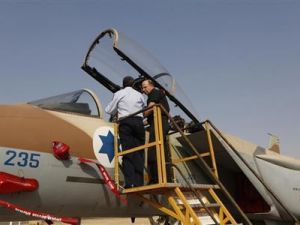 وزير الدفاع الاسرائيلي موشي يعلون والميجر جنرال عمير ايشيل قائد القوات الجوية يتفقدان طائرة اف-15 في قاعدة جوية بجنوب اسرائيل

