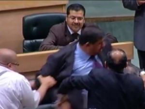 النائب يحيى السعود يحاول التملص من زملاء له خلال المشاجرة