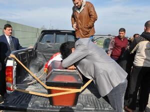نقل جثمان الصحافي المستقل ياسر فيصل الجميلي الذي قتل في سوريا الى بلده العراق 
