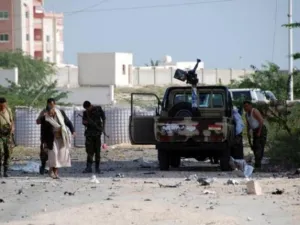 لقاعدة تتبنى الهجوم على قصر رئاسي في اليمن 