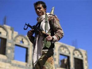 جندي منشق عن الجيش اليمني يقوم بتأمين شارع يتظاهر فيه متجون يطالبون بمحاكمة الرئيس علي عبد الله صالح في صنعاء 
